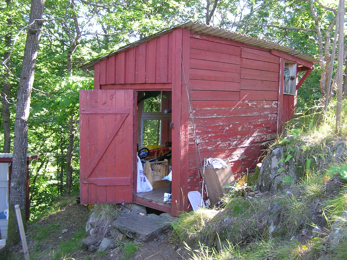 Hytte på Saltbutangen ble revet for å gi plass til en større hytte.  Idyllisk hytte med uthus og utedo. God utsikt til sjøen.