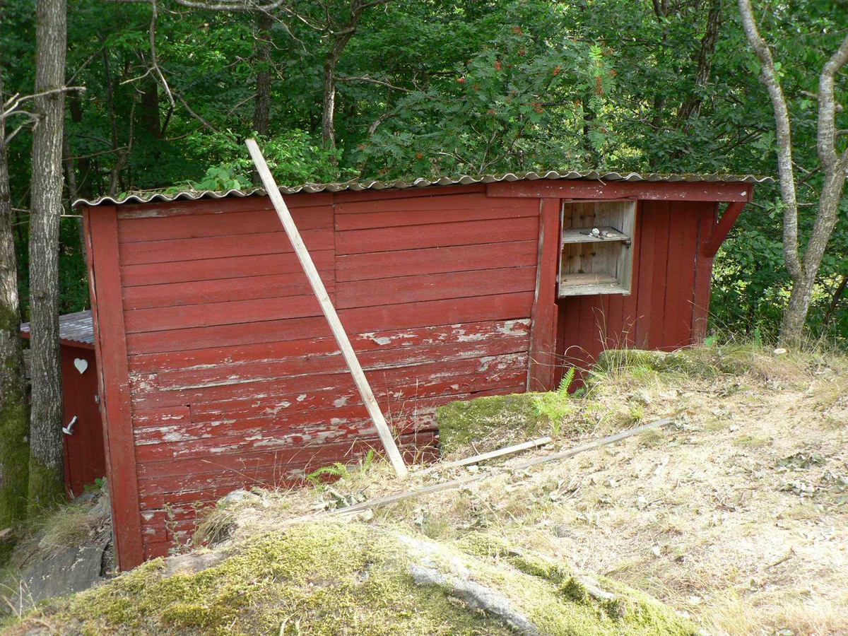 Hytte på Saltbutangen ble revet for å gi plass til en større hytte.  Idyllisk hytte med uthus og utedo. God utsikt til sjøen.