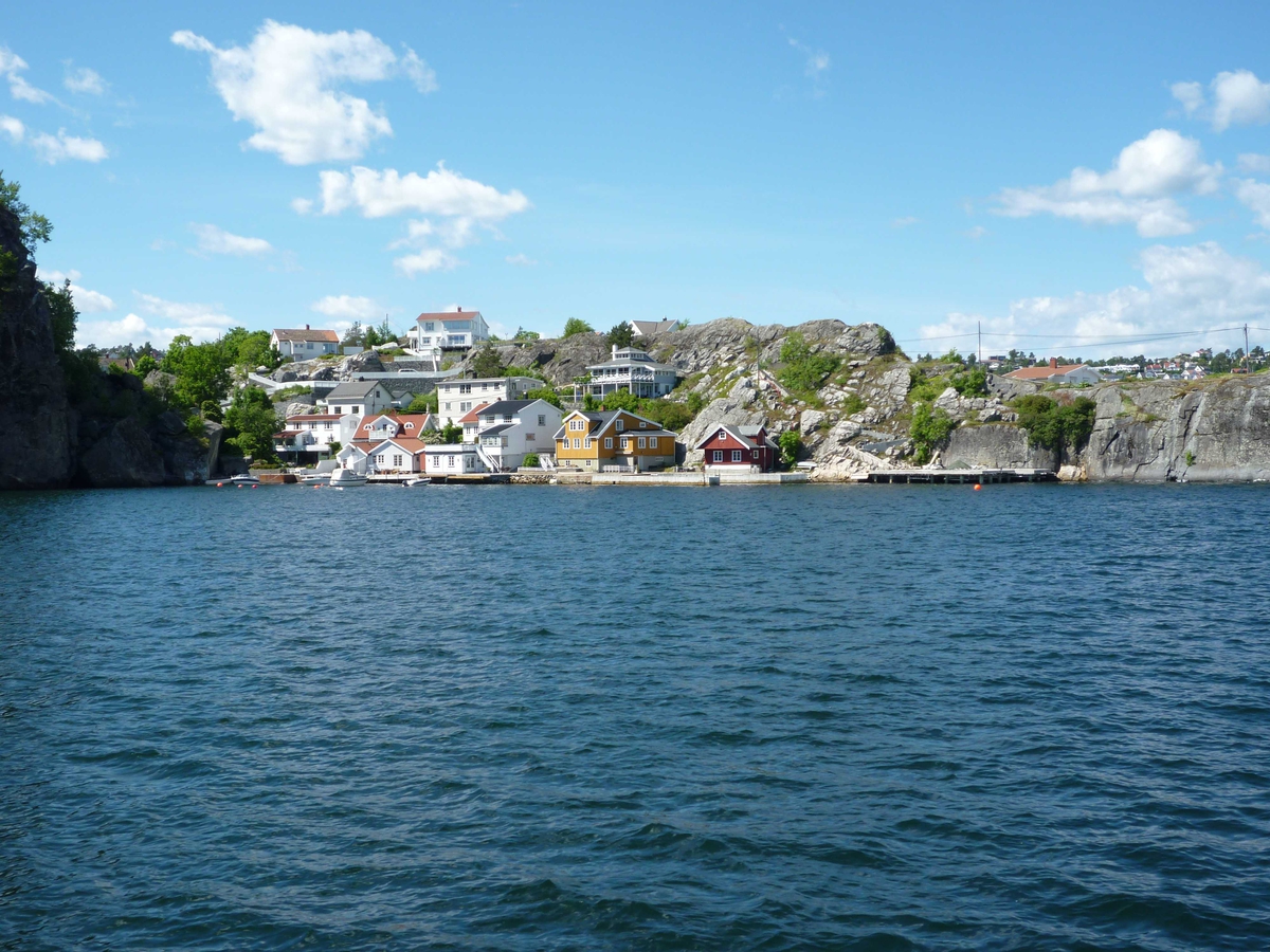 Øya med Urene, Galeiodden, Kragerø by , Stilnestangen og Valberg sett fra sjøen. 16.06.2010
