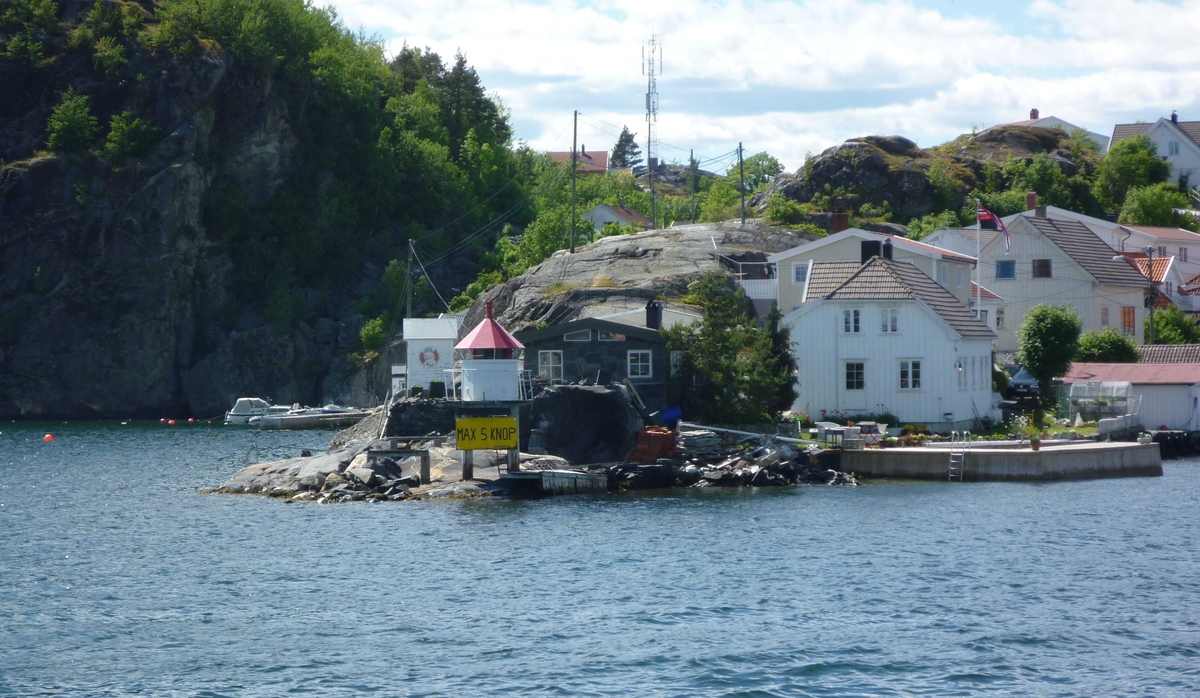 Øya med Urene, Galeiodden, Kragerø by , Stilnestangen og Valberg sett fra sjøen. 16.06.2010
