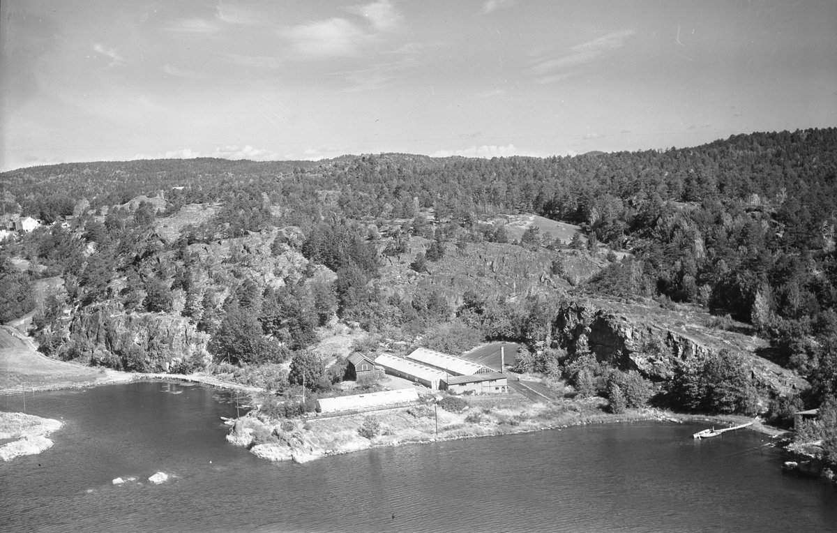 Flyfoto fra Kragerø 1/7-59. Hos Slåttvik (Irgens) gartneri