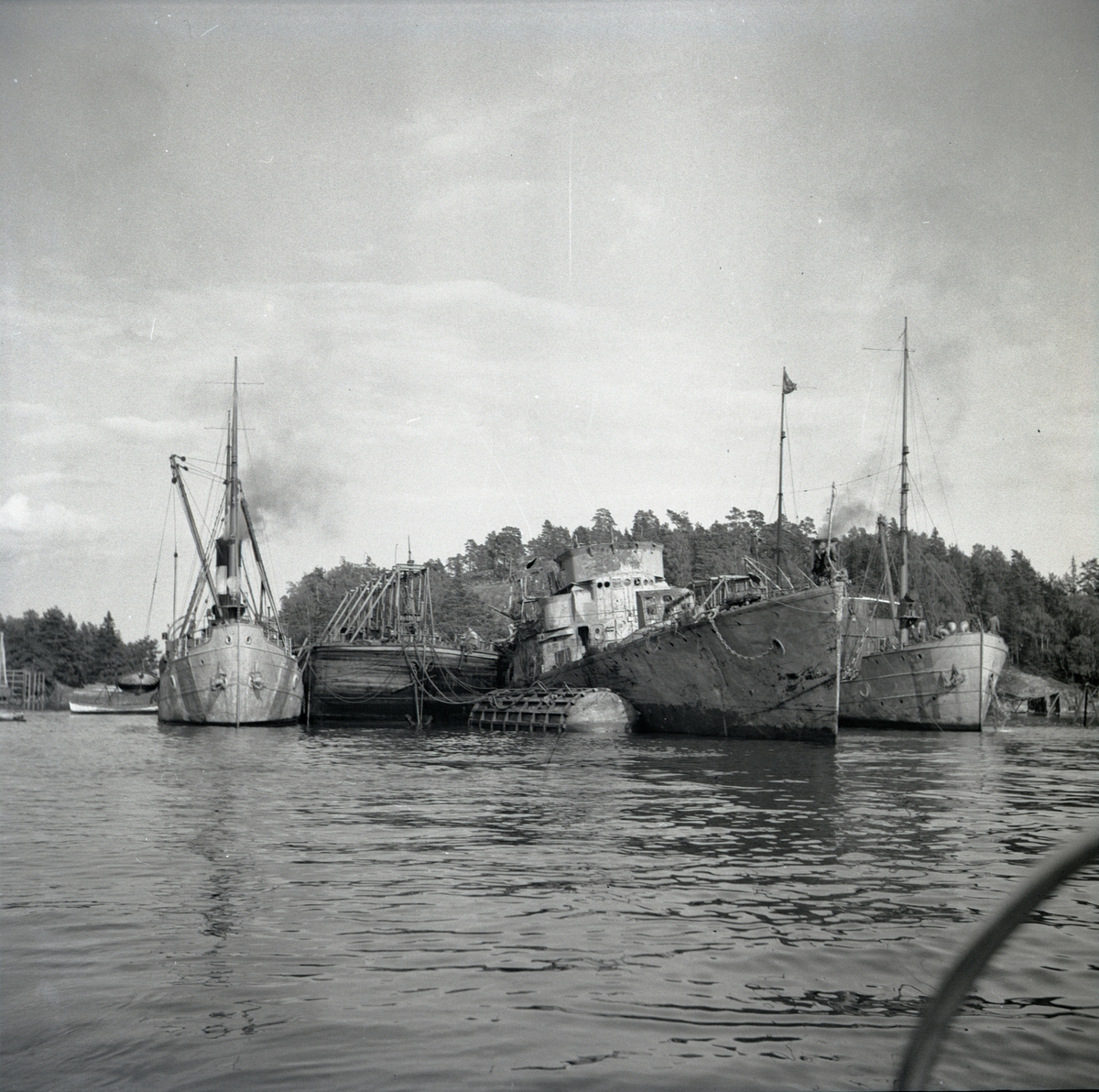 Den just bärgade jagaren Klas Horn klar att bogseras in till Stockholm för reparation.