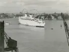 Passagerarmotorfartyget Kungsholm av Göteborg på besök i Stockholm, söndagen den 8/11 1953.