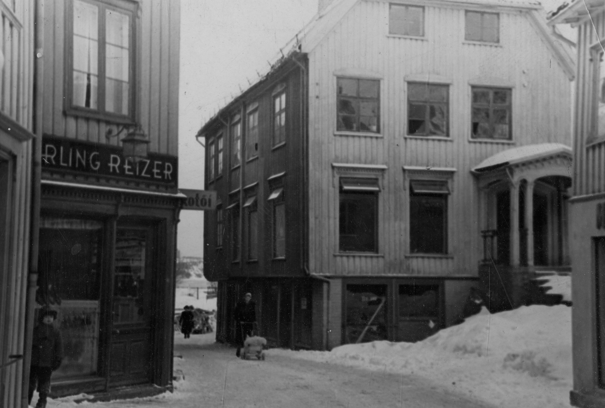 Sparebank i 2 etage. Eikeland møbelbutikk revet før posthuset ble oppført. skobutikken Erling Reizer til venstre.Kragerø.