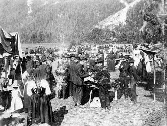 En samling bilder fra Telemark o. a. st. Bl. a. Seljord dyrsku, telemarksbåtene, mennesker, turistliv, Gråtenmoen ekserserplass, Dyrsku Dalen 1906 m. v.