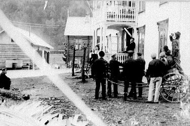 En samling bilder fra Telemark o. a. st. Bl. a. Seljord dyrsku, telemarksbåtene, mennesker, turistliv, Gråtenmoen ekserserplass, Dyrsku Dalen 1906 m. v.