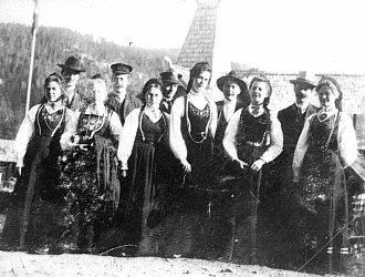 En samling bilder fra Telemark o. a. st. Bl. a. Seljord dyrsku, telemarksbåtene, mennesker, turistliv, Gråtenmoen ekserserplass, Dyrsku Dalen 1906 m. v.