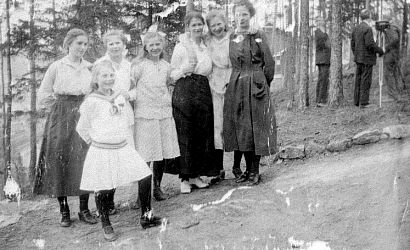 En samling bilder fra Telemark o. a. st. Bl. a. Seljord dyrsku, telemarksbåtene, mennesker, turistliv, Gråtenmoen ekserserplass, Dyrsku Dalen 1906 m. v.