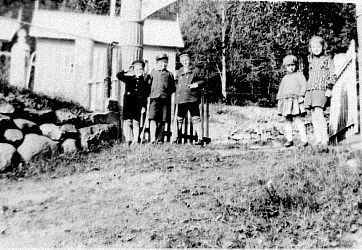 En samling bilder fra Telemark o. a. st. Bl. a. Seljord dyrsku, telemarksbåtene, mennesker, turistliv, Gråtenmoen ekserserplass, Dyrsku Dalen 1906 m. v.