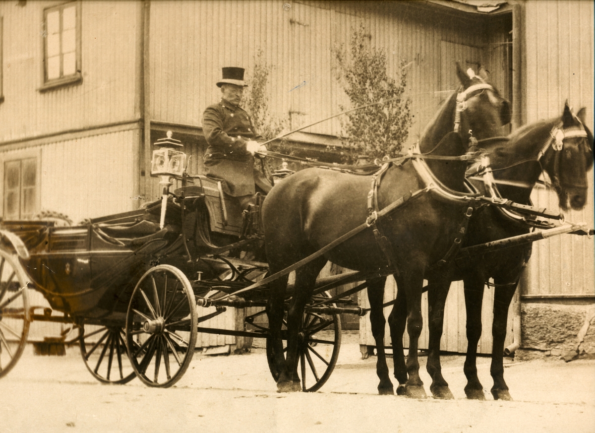 Vognmann Jacob Riis, ridende barn, vognmenn i Skien, Titti og Benedicte Cappelen, elever ved Stockholms kørskola 1913