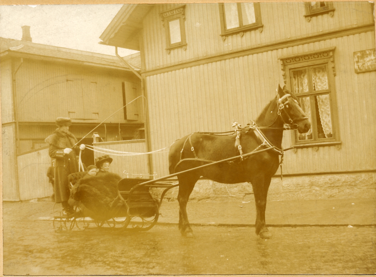 Vognmann Jacob Riis, ridende barn, vognmenn i Skien, Titti og Benedicte Cappelen, elever ved Stockholms kørskola 1913