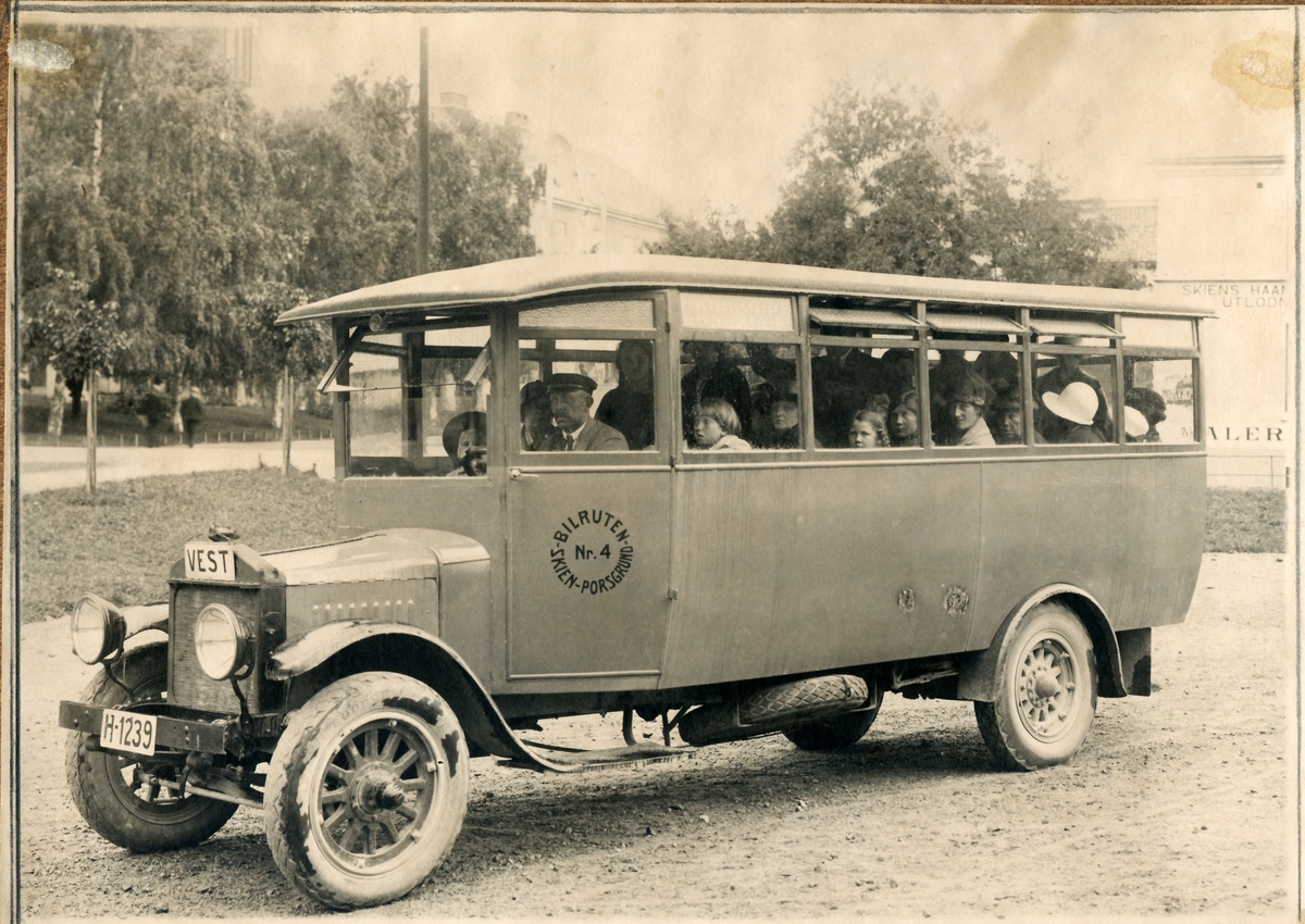 Bilruten Skien-Porsgrunn, en av Enger & Skifjelds rutebiler, buss fra Omnibussfart, buss fra A/S Busstrafikk. H-1239 er en Denby med karosseri fra Wattenberg i Skien.