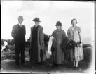 Sommarbild på Östra holmen: Olof, Tant Frida, Mamma o. Bojan.