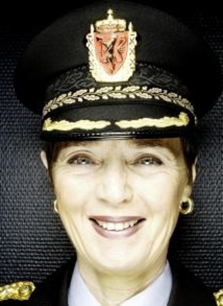 Foret, sort jakke med gullbrodert eikeløv med nøtter på krave og på ermer. 14 gullforgylte knapper i front, to på hvert erme og seks ved splitten bak. Gullkant langs hele fronten, på kraven på ermene og ved splitten. Epåletter i flettet gull med fire stjerner og eikeløv (politidirektør). Hvit løssnipp festet med borrelås.

Langt, sort skjørt med gullrender i sidene og glidlås bak.

Sort politilue med luemerke i gull og rødt og eikeløvsbroderier i sort og gull. To forgylte knapper holder luesnoren på plass.

Sort stoffbelte med gullkant innvevd mønster (eikeblad og sikksakkbord) Rektangulær beltespenne i gullforgylt metall med riksvåpen. Beltets lengde kan reguleres med borrelås på innsiden, og er nå 90 cm langt medregnet spennen.

Det hører til hvite hansker, men disse mangler.