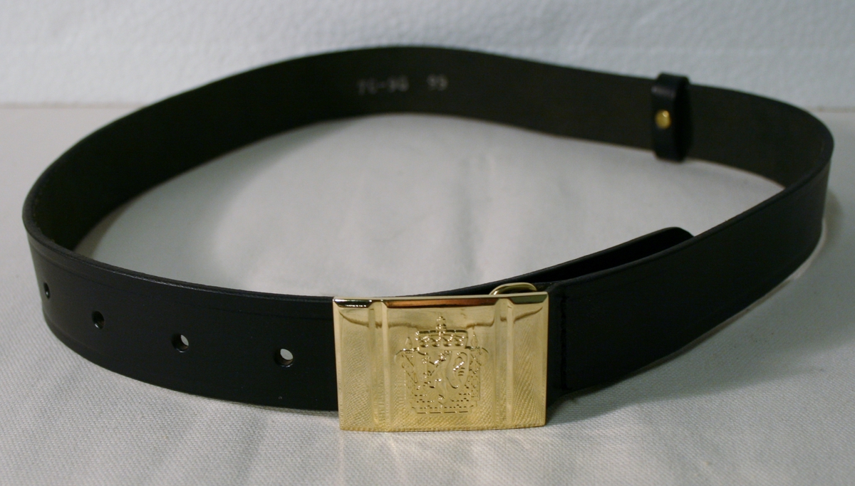 Foret, sort jakke med gullforgylte eikeløvsnåler på kraven. 4 gullforgylte knapper med riksvåpen i front og to ved splitten bak. Epåletter i flettet gull med fire stjerner og eikeløv (politidirektør). Fire lommer med klaff og knapp. Politimerke med riksvåpen på overarmene. Navneskilt i sort plast med gul skrift og riksvåpen. To ekstra navneskilt medfølger.

Knelangt, sort skjørt med glidlås bak.

Et kryssbandolær med gullforgylt rektangulær spenne dekorert med riksvåpen.

Et bredt lærbelte med gullforgylt rektangulær spenne dekorert med riksvåpen.

Et smalt lærbelte med gullforgylt rektangulær spenne dekorert med riksvåpen.

Politilue med hvit pull og luemerke i gull og rødt og eikeløvsbroderier i sort og gull. To forgylte knapper holder luesnoren på plass. (Lue for vinterhalvåret (med sort pull) registrert på NRM.03690)

Slips, skjorte og hvite hansker medfølger ikke.