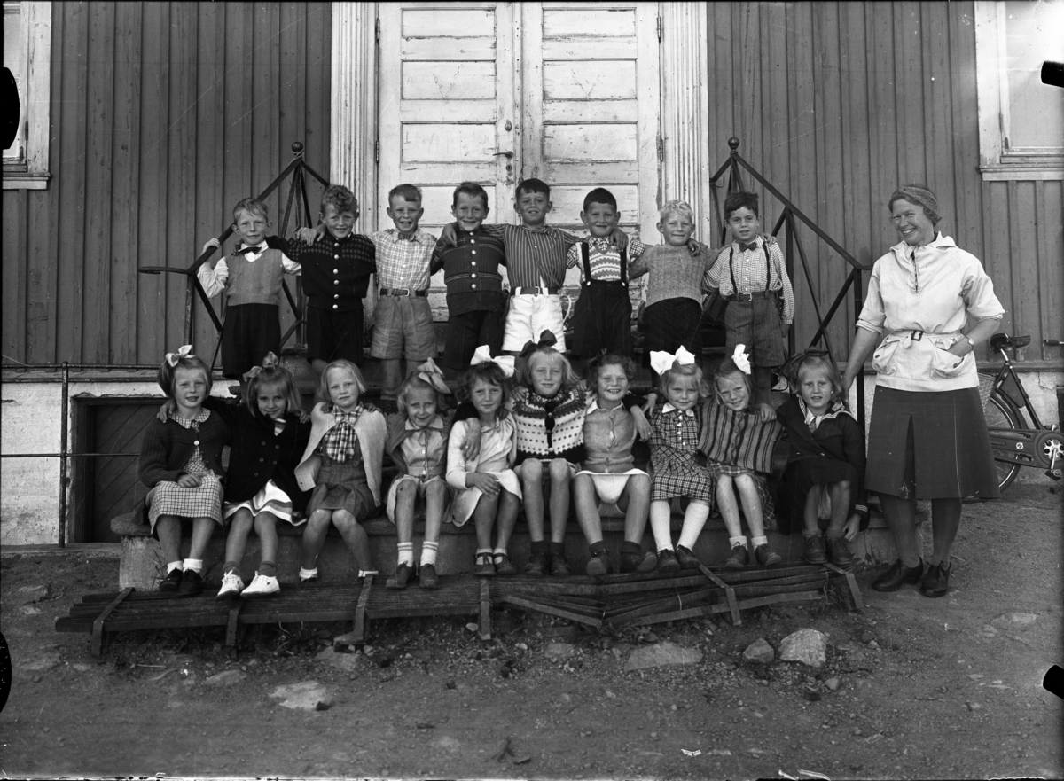 Klassebilde foran den gamle gutteskolen på Lunde?