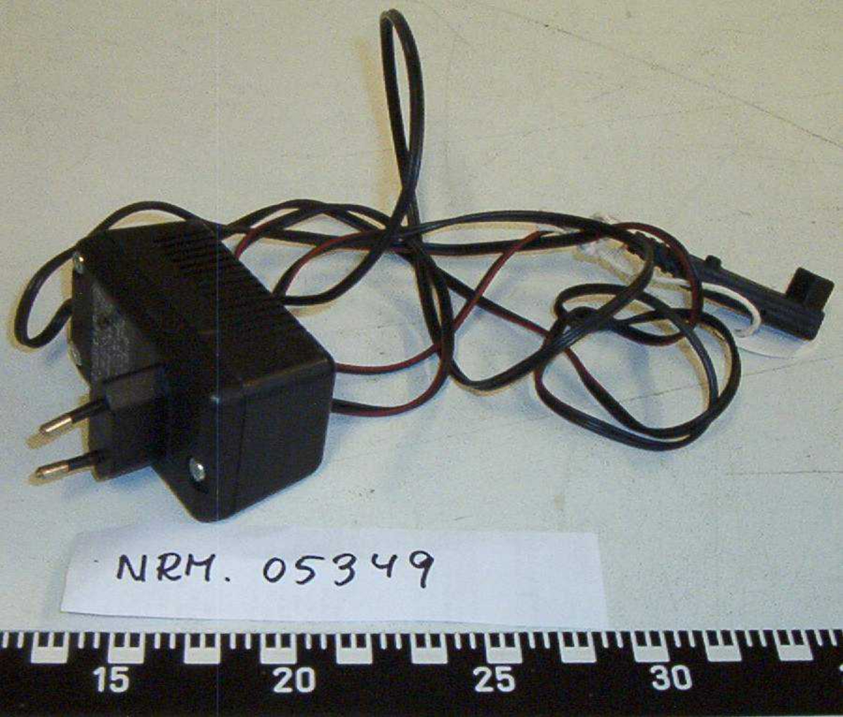 Innhold:
1 - Mikrofon SRA General Electric Co. ., USA
1 - Charger CU6008
1 - Charger Simonses type FW1399
1 - Høytaler Blaupunkt 1S Watt
1 - Telefonforsterker