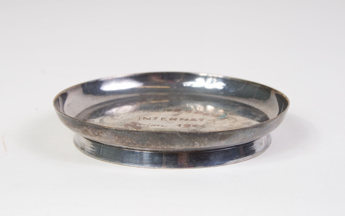 Rundt fat med fot.  Innskrift i fatets bunn.  Bunn er misfarget.