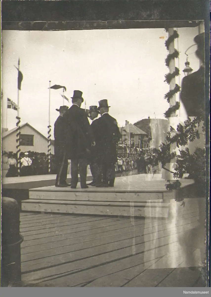 Kongebesøket 1907, Byens ledende menn samlet i en gruppe