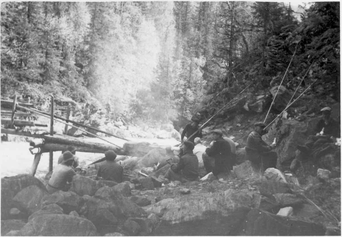 Gjøyst, Tinn. Brøtning  1947. Tømmerfløtere har spisepause
