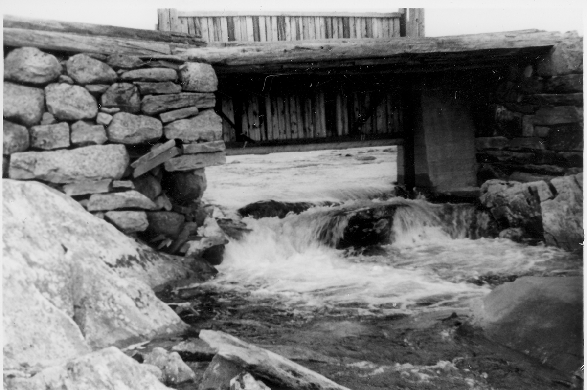 Tessungsjødammen, Tinn, 1948
Åpen damluke

