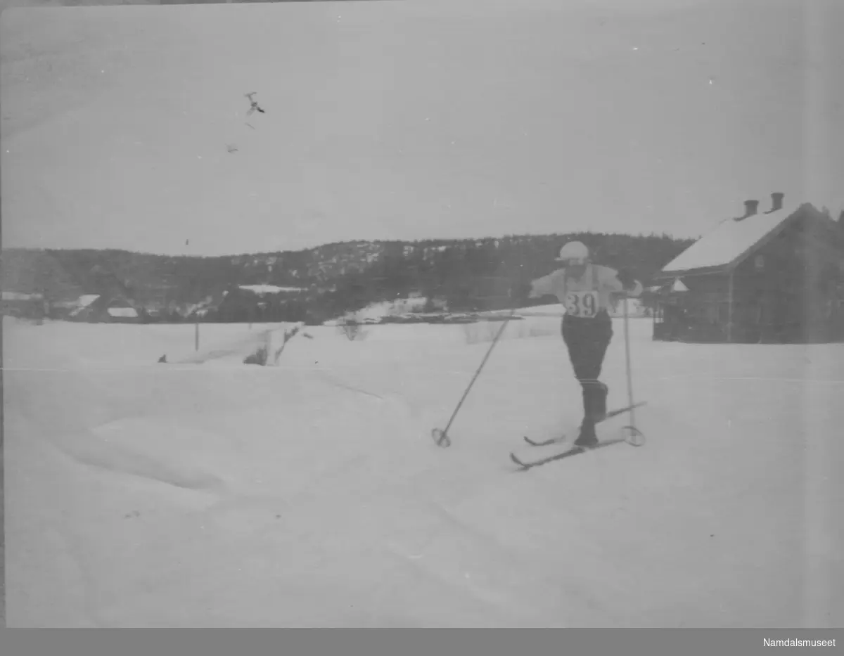 Ski. Bilde av en skiløper med start nr. 39, Det er Halvor Langstrand, i stiftrennet i Steinkjer 1915.