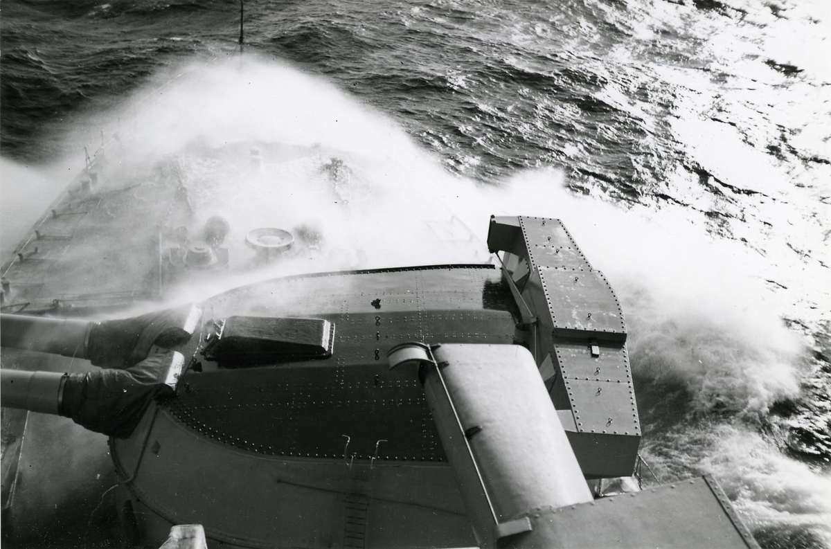 Förliga 28 cm tornet på HMS Sverige i hårt väder.