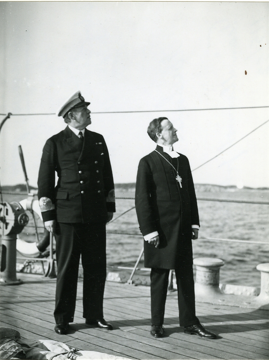 Kont.amiral Fabian Tamm och ärkebiskop Erling Eidem ombord på pansarskeppet SVERIGE.