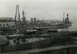 Pansarskepp på Karlskrona örlogsvarv. Närmast GUSTAF V, i mi