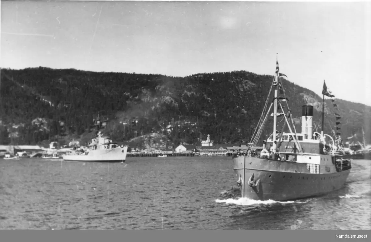 Ant. fra Kongebesøket i 1946. Krigsskip og "Folla" i havnebassenget .