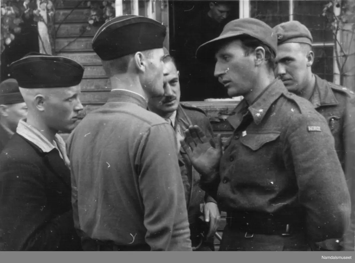 Mai-juni 1945. Fra avskjedsfesten i russerleiren i Overhallsveien. Russiske fanger og norske soldater i samtale.
