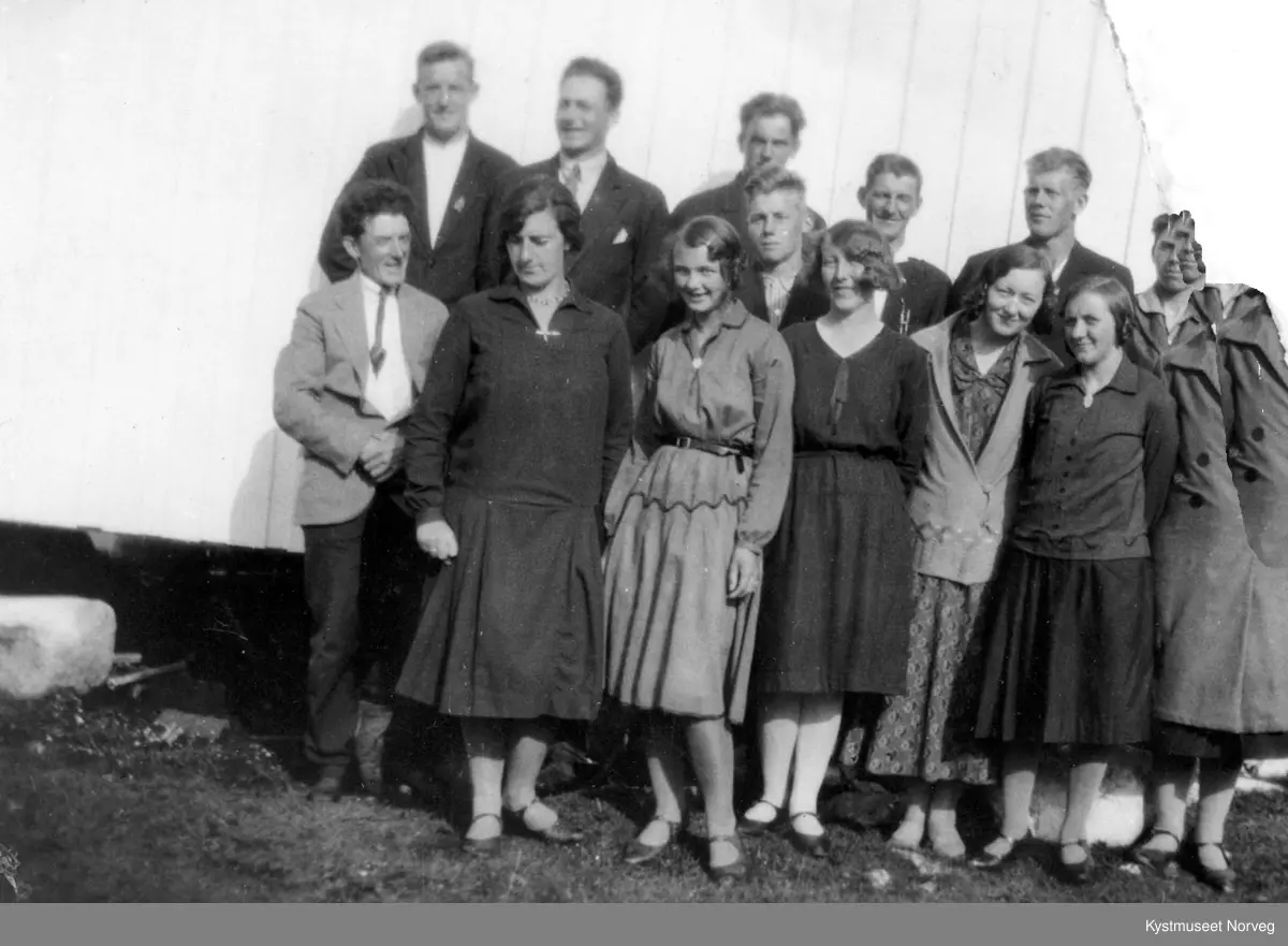 Flatanger, Sangkoret i "Einvika". Øverst fra høyre: Ingvar Strøm, Arthur Strøm, Jørund Kihldal, Henrik Kværnø, Halvor Halvorsen, Hilmar Solstrand, Johs Estensen, Inga Halsvik, Ingrid Vist, Ragnar Strøm, Svanhild Kihldal, Ingeborg Einvik, Tordis Kihldal, Magda Grande og Wenzel Otervik.