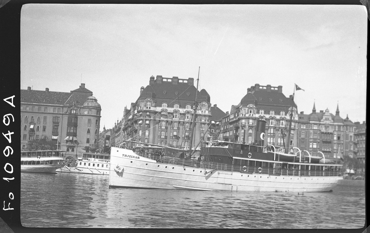 Gotlandsångaren S/S THJELVAR på väg att angöra Norra Blasieholmskajen i Nybroviken, Stockholm.