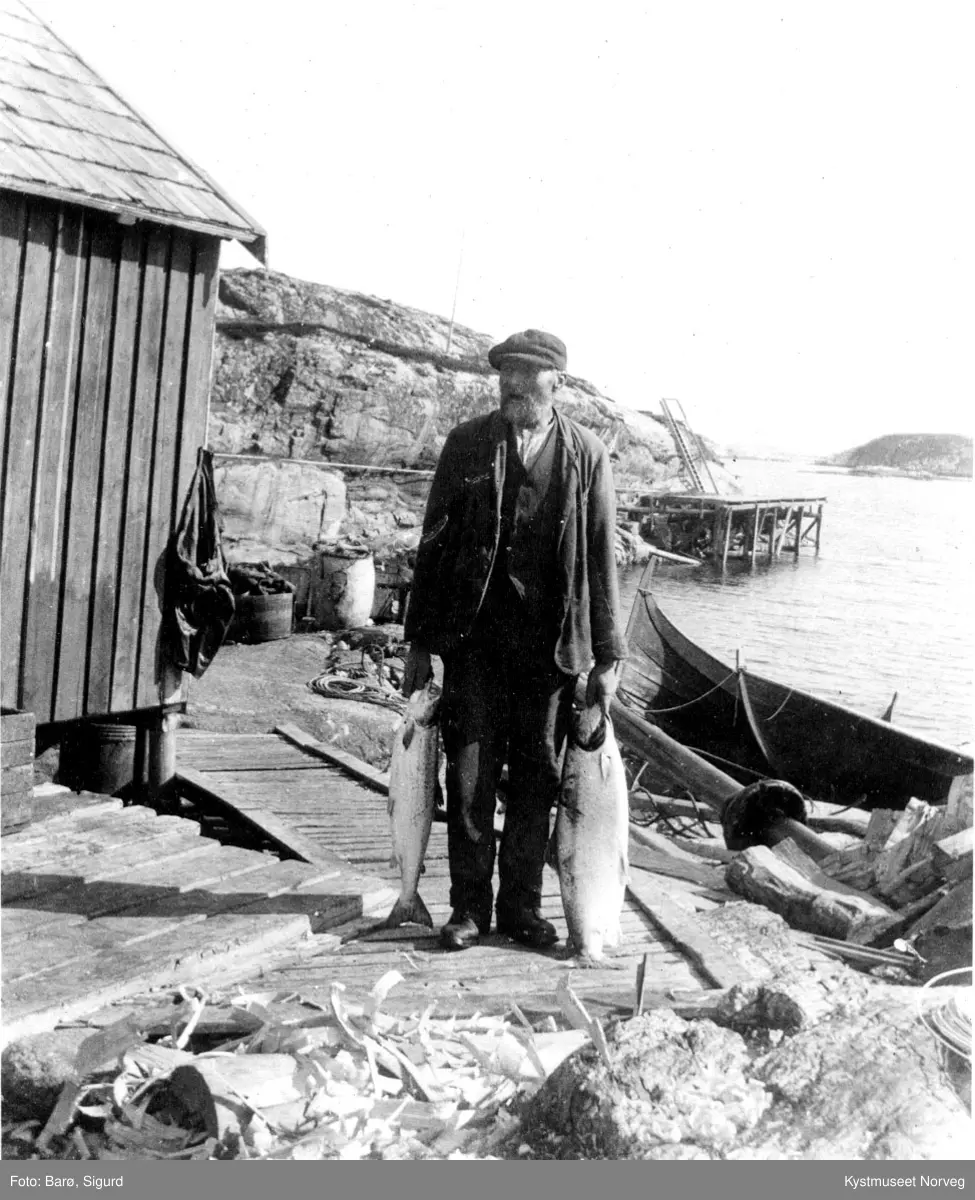 Johannes Strøm utenfor "Vaskbua" på Versøya i Flatanger
