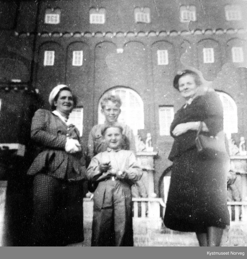 Dagmar, Reidar, Harald og Gudrun Einvik på tur i Østersund, Sverige