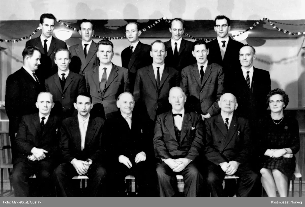 Bak fra venstre: Kåre Åmo, Jan Nubdal, Reidulf Bremset, Kristian Skage og Per Holm. 2. rekke fra venstre: Jon Antonsen, Otto Grande, Jonnhy Moen, Håkon Gundtvedt, Malfred Johansen og Birger Øverås. Foran fra venstre: Hallvard Svenning, Jon Smines, Peder Saltvedt, Arne Fagernes, Wilhelm Flotvik og Helga Wennevik. Dette er kommunestyret på Kolvereid i 1945