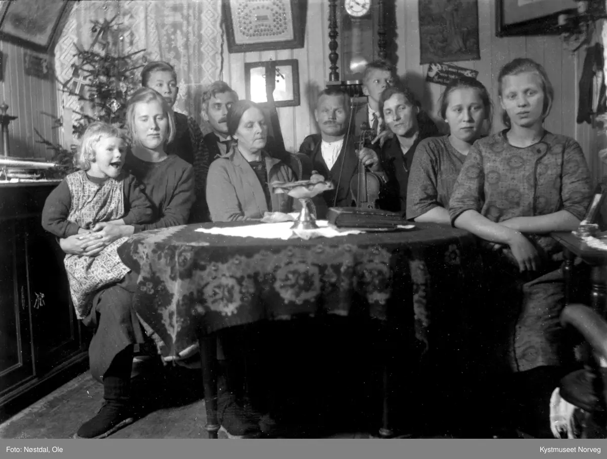 Albert Ramfjord og Anna Fjærli Ramfjords juleselskap fra omkring 1925