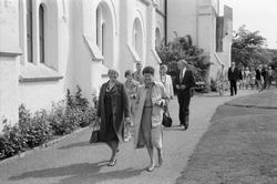 Konfirmander som 50-årsjubilerar vid Lindome kyrka år 1984. 