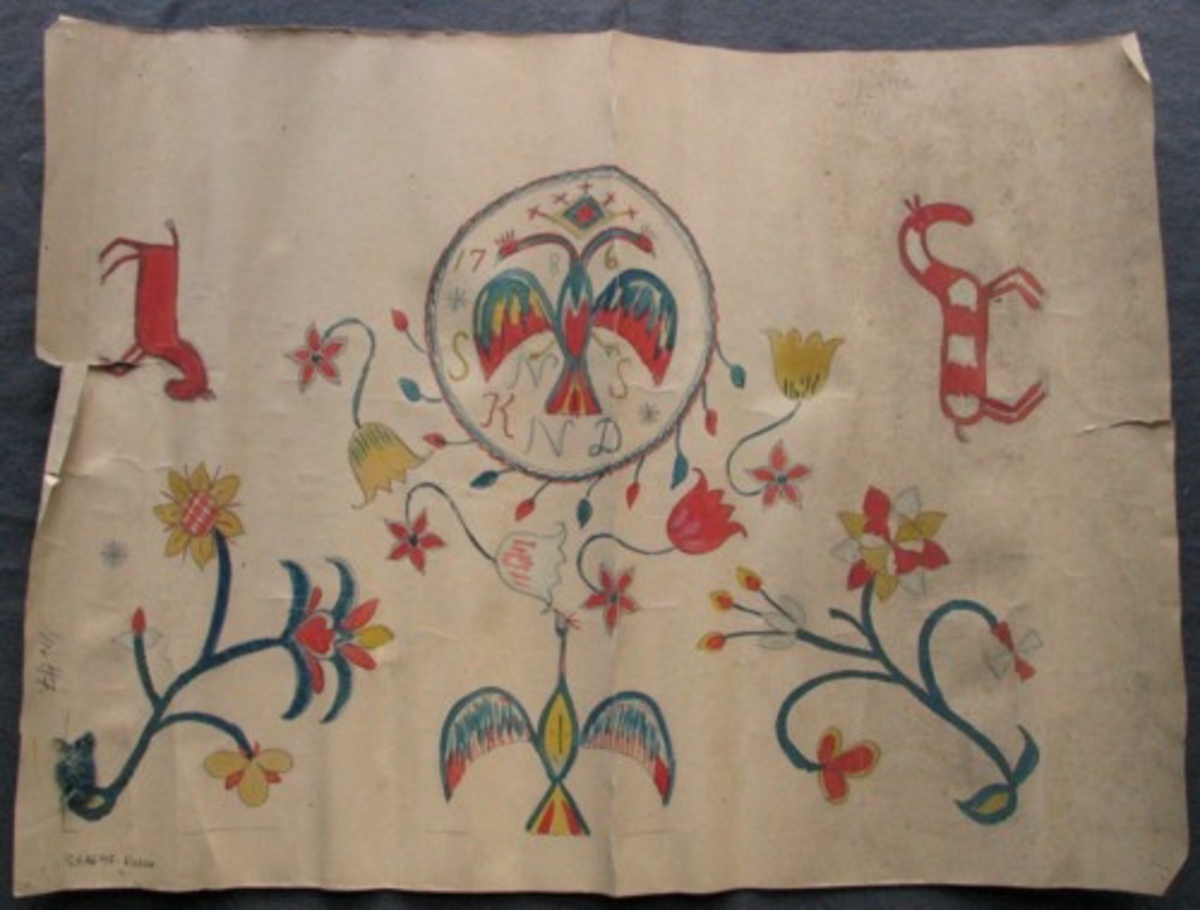 Skiss ritad på styvt papper. Del av kudde, delvis färglagd. Imitten en tunn krans med små utåtriktade knoppar på stjälk. I kransen tvehövdad fågel. Monogram SNS och KND 1786. Ännu en krans utanför med tulpaner och små stjärnblommor. I hörnen blomsterkvistar. På en av sidorna en flaxande fågel på två andra sidor hästar. Färgprov på bottenftyg fastsydd i kanten, blått tyg. Gammal märkning: "Nr 47".