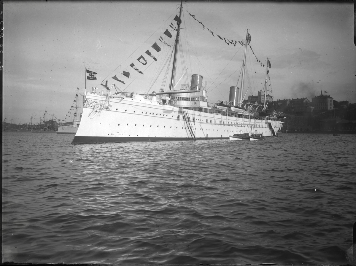 Den tyska kejserliga jakten HOHENZOLLERN fotograferad på Stockholms ström under Wilhelm II:s  besök i Stockholm 1908.