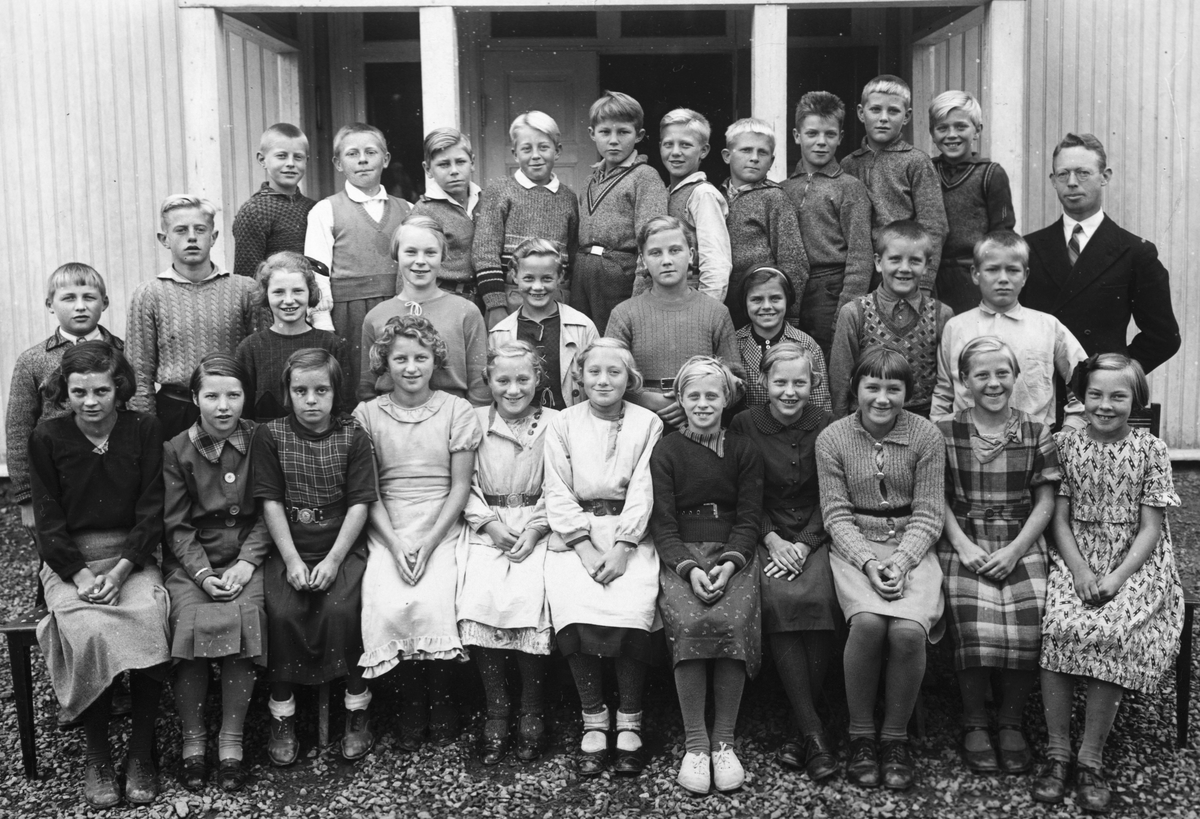 Elever ved Solvang skole, født 1924. 1936 (6. klasse) eller 1937 (7. klasse). 


1. Margit Granheim
2. Gunvor Oddveig Dromsrud
3. Synnøve Berg
4. Else Andersen (Klippen)
5. Bodil Skraastad (tvilling)
6. Aase Skraastad (tvilling)
7. Synnøve Solberg
8. Ragnhild Berg
9. Frida Holm
10. Ingrid Wettre
11. Aase Marie Larsen
12. Erling Schou
13. Sigvald Arnold Syversen
14. Aud Finsen
15. Bodil Bjørken
16. Anne Margrethe Stenberg
17. Karin Ruud
18. Olaug Olsen
19. Odd Engebretsen
20. Gustav Olsen
21. Trygve Borchgrevink
22. Reidar Grønland
23. Bjørn Johansen
24. Reidar Modig
25. Terje Fokstuen
26. Arne Østlie
27. Åge Sørum
28. Paul Andersson
29. Odd Rogstad
30. Odd Martin Svenkerud

Lærer: Oskar Wangen