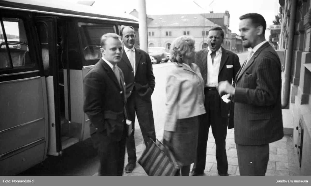 Reportagebilder i Bildjournalen med Siw Malmkvist på turné, bland annat i Vängåvan, Sundsvall.