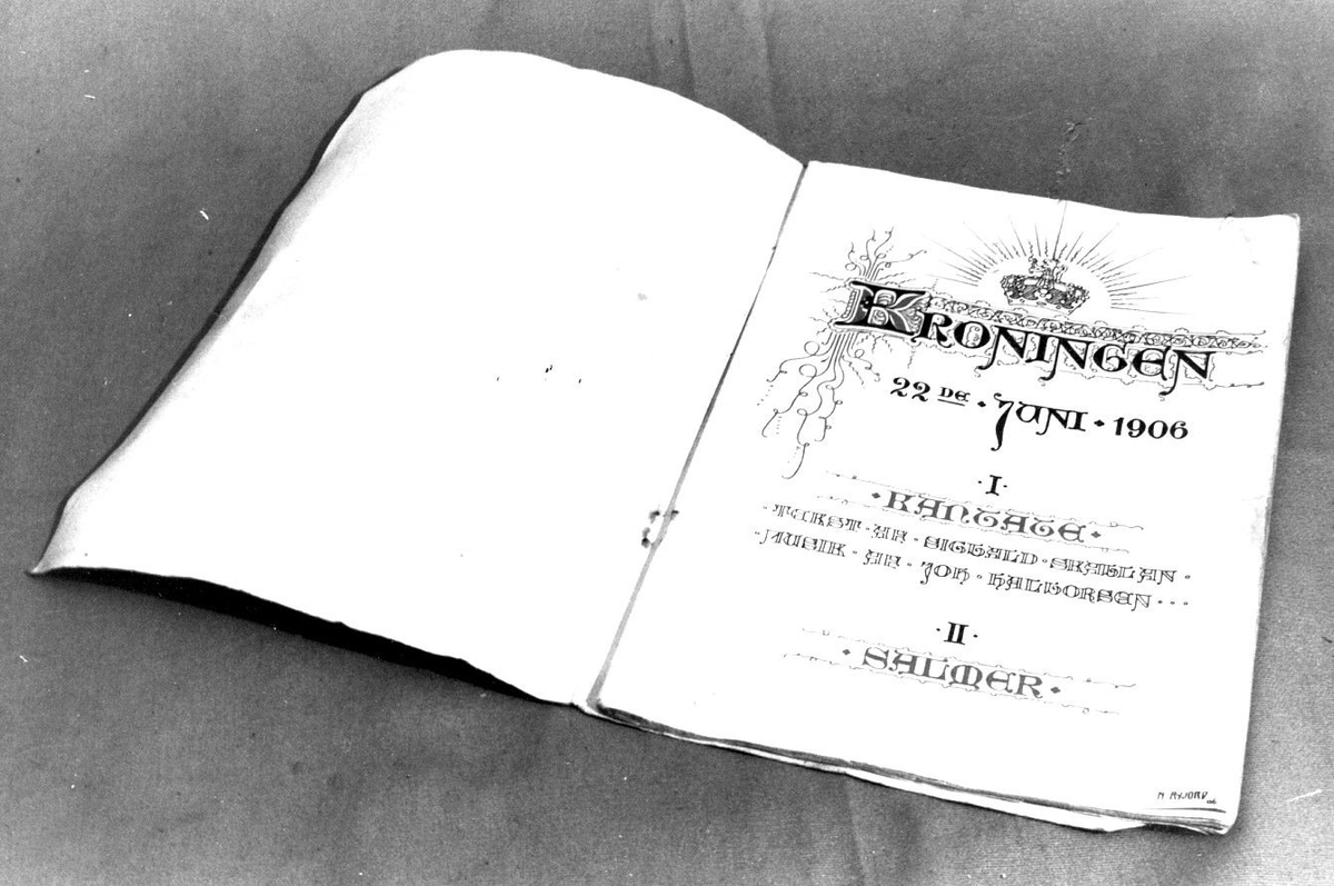 Hefte med tekst til kantatene og salmene ved kroningen i Trondheim 22. juni 1906,16 sider.