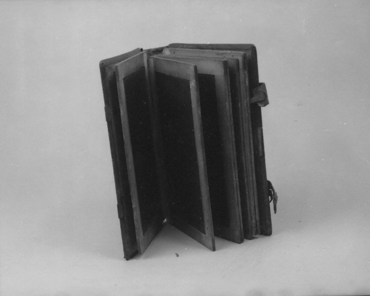 7 stk tosidig steintavler innbundet i helt skinnbind med fast rygg med permer av tre og 2 hengsler i front. Steintavlene er enkeltvis innrammet i tre. På bakpermen er det innlimt en liten hylse av skinn/pergament til en griffel under forsatspapiret. Steintavlene har vært festet på 3 stk brede lerretsbånd i ryggen. Boken har vært reparert sekundært.