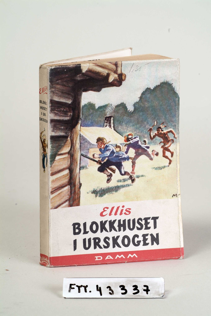 En indianer som løper etter en mørkhudet og hvit pelsjeger. De løper mot en tømmerkoie. Et hus med pipe står i bakgrunnen. 