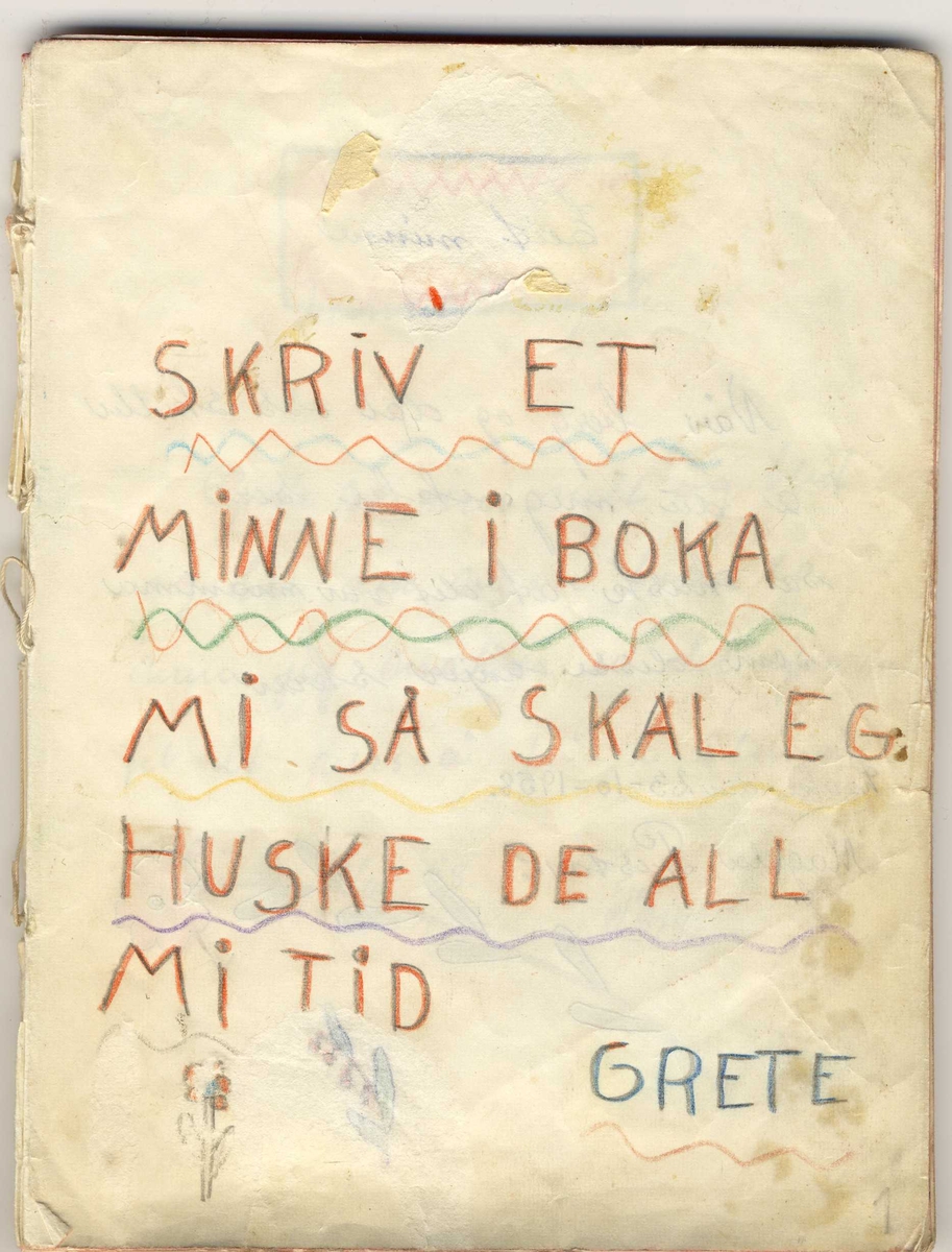 En ganske slitt minnebok som helt mangler omslag. Arkene er løse. Minneboken er enkel uten ferdige tegninger fra produsent e.l. 