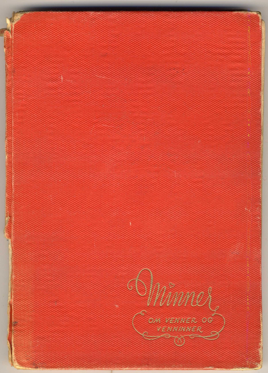 Rød minnebok fra 1950-tallet med tegninger og ordspråk/dikt på de fleste sidene samt plass til bilde og minne. Ganske slitt, spesielt i ryggen, permen er nesten løs. 