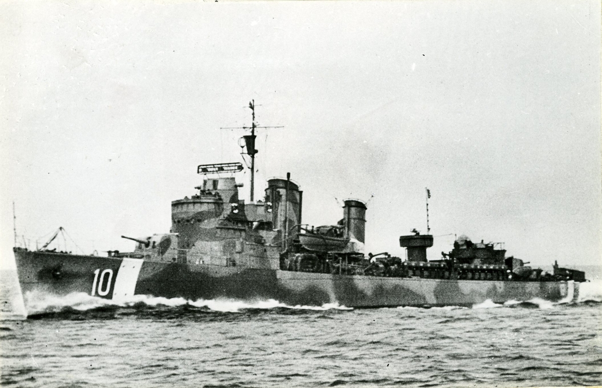 Bilden är tagen vid Bogskär syd Åland där tyska ångaren Cassablanka förliste den 26/11 1943. Jagaren lyckades rädda två besättningsmän från nämnda ångare.