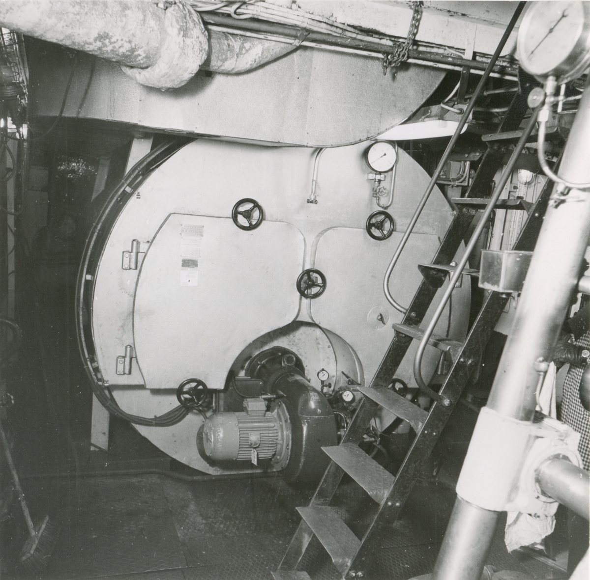 S/S Norrskär byggd 1910 vid Nybrokajen, Stockholm den 20:e december.
1983 omfattande reparationsarbeten ombord
Maskin, ångpannan med oljeagregat (ångmaskin).