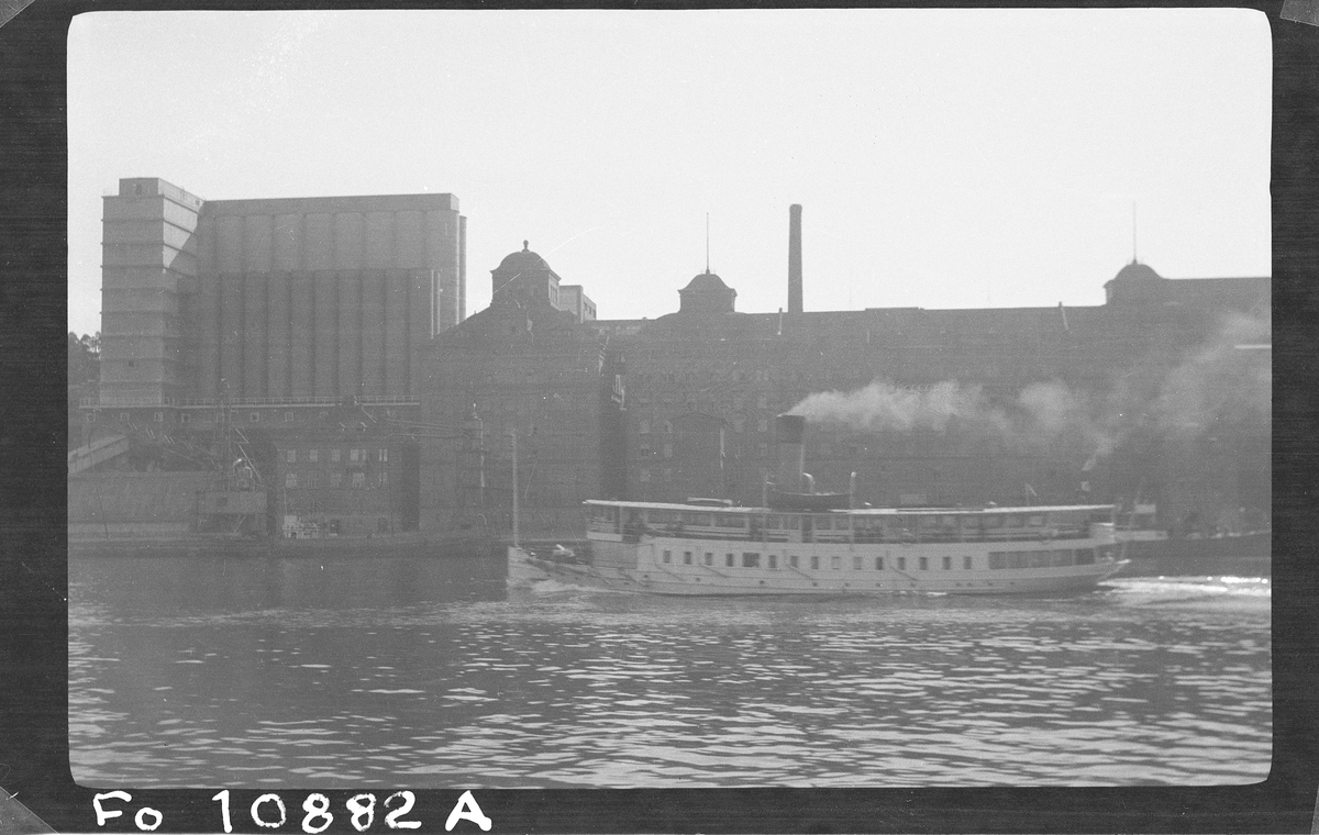 Skärgårdsångaren BILDÖSUND på Saltsjön, Stockholm. I bakgrunden kvarnen Tre Kronor.